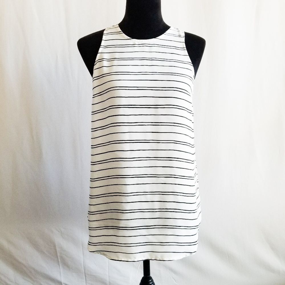 Who What Wear Back Button Up Flowy Loose Fit Tank